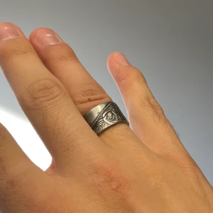 Ring  - Hemmagjord stålring med ros-mönster. Ringen är även rostfri. Om du vill ha ringen i en annan storlek så är det bara att höra av sig!