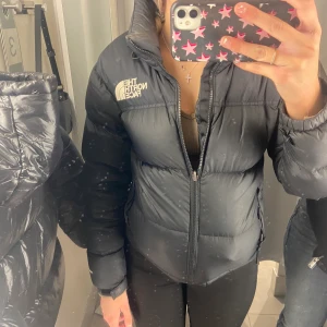 North Face jacka  - North Face jacka i storlek Xs men sitter som s 💕 Är 165 och passar bra i längden! Bra skick köptes förra vintern buss från 800kr OBS BUDGICNINGEN AVSLUTAS OM 5 DAGAR jag la in fel !! fortsätt buda i kommentarerna för jackan finns kvar 