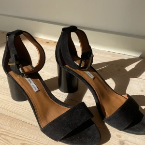 Chunky heels från & Other Stories - Säljer ett par högklackade skor från & Other Stories i storlek 40. Använda bara 1 gång så i väldigt bra skick, bara lite slitage under sulan. Nypris 690 kr