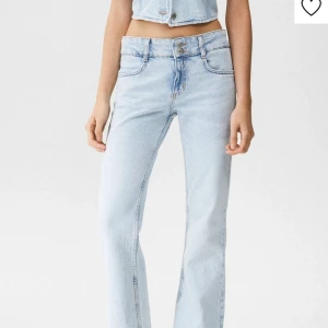 Ljusa bootcut jeans - Säljer mina bootcut/raka ljusblåa jeans från pull and bear. Har använd dom 1 gång och säljer för dom var lite små, hör av er vid frågor💗💗