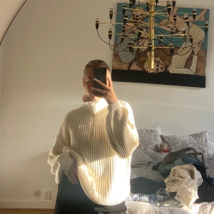 Nakd stickad tröja strlk M - Benvit stickad tjocktröja med dragkedja framtill. Knappt använd.