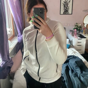 Moncler hoodie  - en i stortsätt oanvänd moncler sip hoodie. säljer pågrund av att den ej används.. kan också byta mot något, bara skriv och fråga.