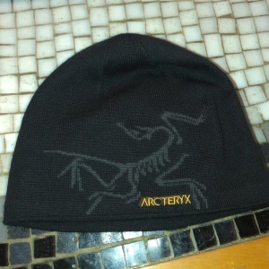 Arcteryx Mössa - Skitfet Arcteryx mössa t salu, perfekt för höst o vinter (halvt fodrad), sitter ba it bra på mig drf säljer jag