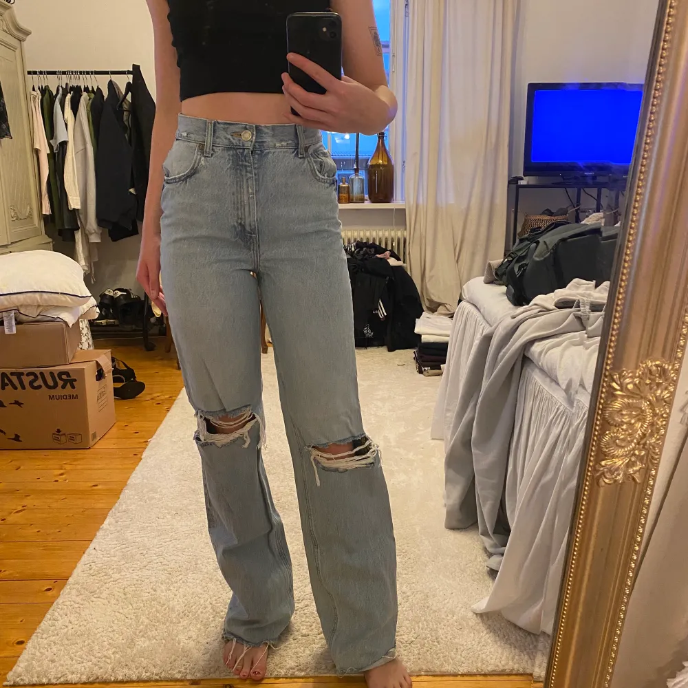 Zara jeans, jag ge sytt in midjan själv, så skulle säg de e storlek 34 i midjan, myrorna är original storlek 36. Jag är 172cm som referens. Jeans & Byxor.