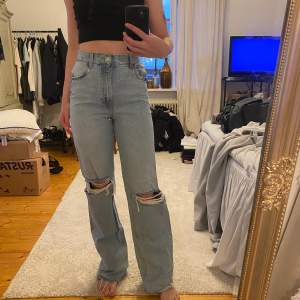 Zara jeans, jag ge sytt in midjan själv, så skulle säg de e storlek 34 i midjan, myrorna är original storlek 36. Jag är 172cm som referens