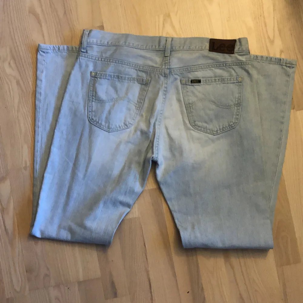 Superfina Lee jeans köpta här på Plick, tyvärr tvungen att sälja då de är för stora för mig. :( De är stl w36 l32, midjemått 92 cm och innerbenslängd 82cm. Obs! Några få fläckar som knappt syns och de två första bilderna är inte mina. Skriv för frågor!❤️. Jeans & Byxor.