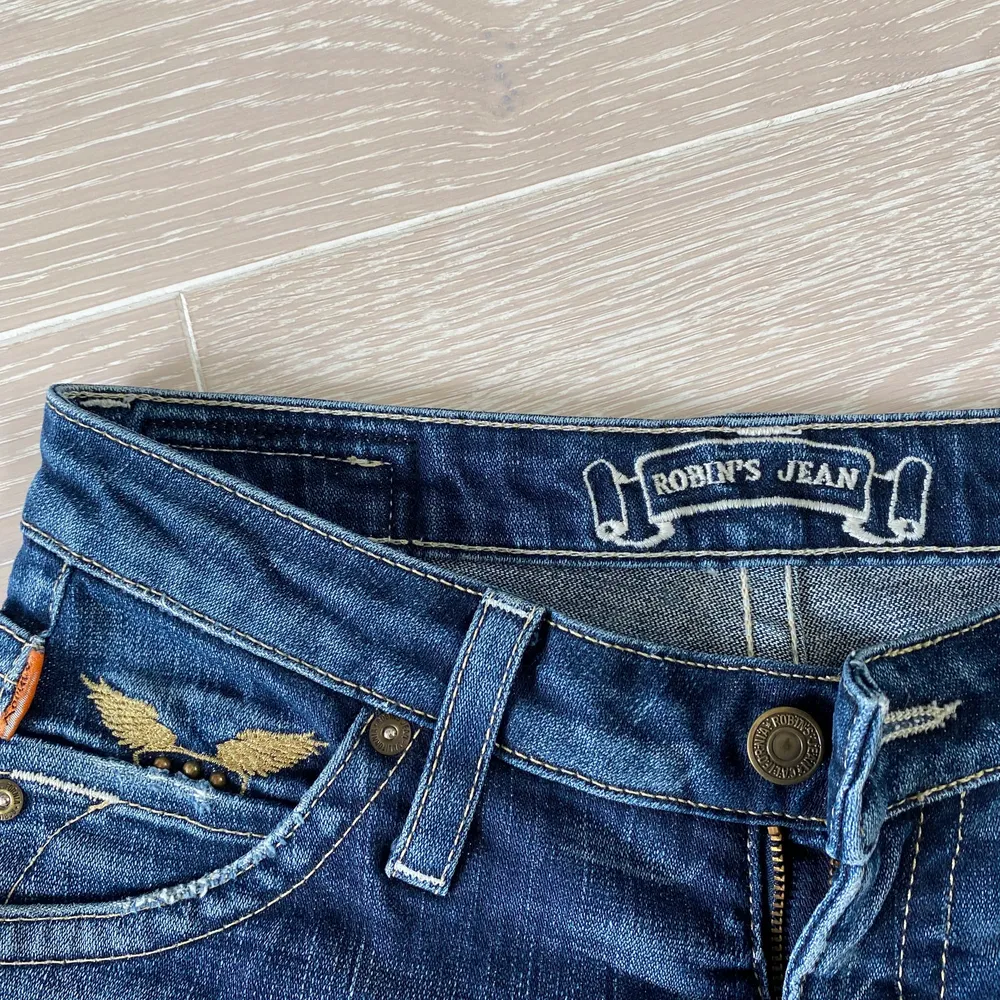 Säljer dessa supersnygga jeansen pga att de är för små för mig🤧 De är raka och lågmidjade. Jag vet ej vilken storlek men jag skulle gissa på ca storlek 24/30. Har guldiga änglavingar på framsidan och baksidan💕 ‼️Frakt ingår inte i priset‼️. Jeans & Byxor.