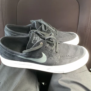 Nike sb  - Ett var Nike sb skor, passar jättebra till skate stilen! Skick 10/10 helt nya. Står på dem att de är till skateboardning