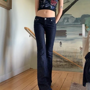 Rock and republic  - Dom perfekta lågmidjade bootcut jeansen från rock and republic i mörkare tvätt. Sitter så snyggt på och är lite längre i benen. Stl 24. MIDJA rakt över: 36 cm INNERBENSLÄNGD: 86 cm. 200kr plus frakt. Budgivning om fler är intresserade💕💕💕