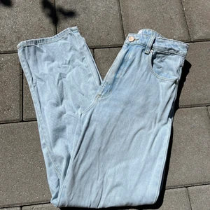 Abrand raka ljusblå jeans - Jeans i rak modell i strl 27/30. I fint skick.