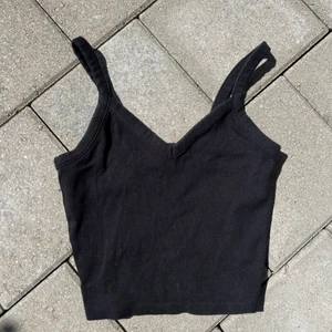 Svart topp - Svart topp från monki, strl. 36. I fint skick.