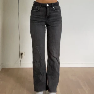 Gråa jeans - As snygga jeans från ginatricot, jag är 155cm🤍köparen står för frakten på 79kr🤍