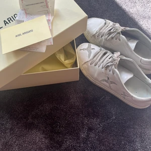 axel arigato skor - säljer dessa axel arigato skor med den guld silvriga fågeln i storlek 38💗 väl använda! köptes för 2200💗 har köpt nya skosnören som jag kommer skicka med de bild 3😁 bud 800