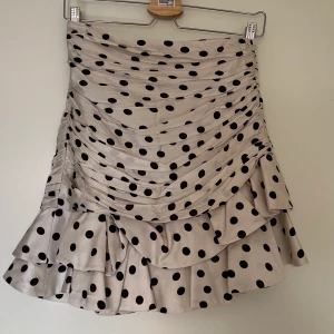 Prickig kjol - En jättefin Festlig prickig kjol med volanger nertill. Aldrig använd.  Köparen står för frakten 