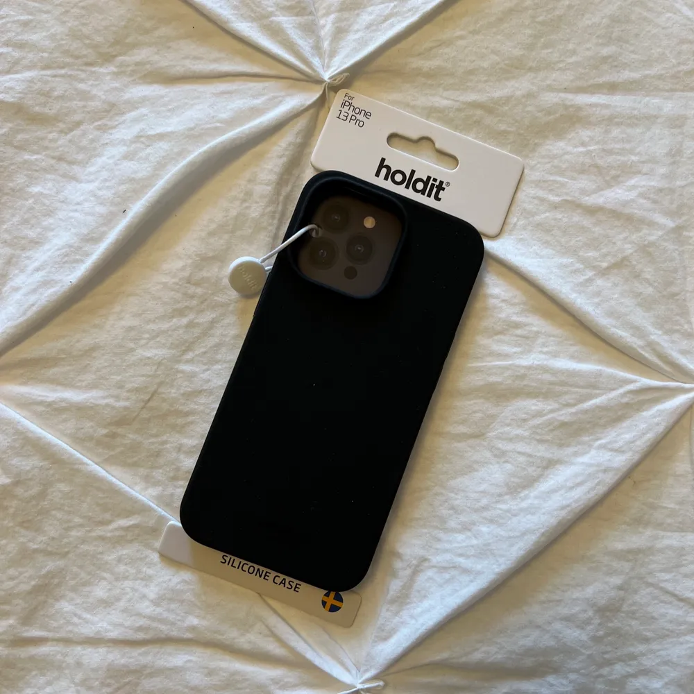 Ett helt nytt oanvänt Holdit skal i färgen svart, för iPhone 13 Pro.   Betalning via Swish Köparen står för frakt på 13kr.. Accessoarer.