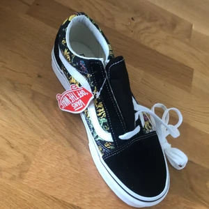 Nya Vans med tryck - Helt oanvända nya vans med blom/döskalle tryck