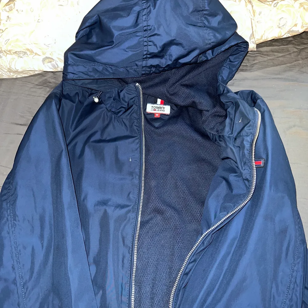 Thinner Tommy jeans jacket for spring / fall. Size Medium, womens fit.  Bought for 250€ in 2018 selling for 500kr (can discuss the price). Jackor.