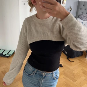 HM topp  - Säljer denna snygga topp från HM i beige! Kan matchas med mycket 💕