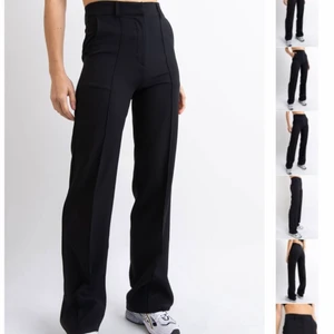 Kostymbyxor - Kostymbyxor i svart från Madlady🌟 De är använda och liiite noppriga på vissa ställen men absolut inget man tänker på, fortfarande i bra skick! Hör av dig för fler bilder om det önskas😊