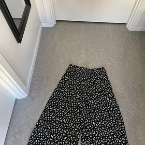 Byxor - Ett par superfina blommiga byxor, i strl M men dom är mer som en S i storlek därför kan jag ej visa bild på dom på. Priset är inkl frakt 