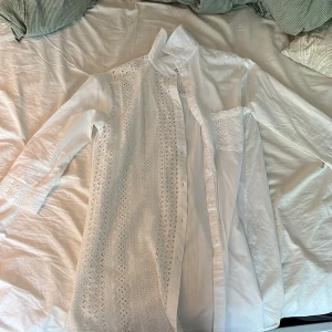 Skjorta från zara. Ryggen på bild 2.  - Rak passform med lite kortare armar. 