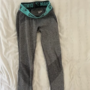 Gymsharktights strl XS - Gråa Gymsharktights med blå kant i strl XS men stretchigt tyg så passar de flesta storlekar 💘 Köpren står för frakt! 