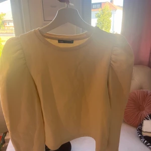 Zara tröja  - En lite tjockare tröja med SUPER mjukt material inuti 💕📦 Frakt ingår ej