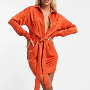 Orange OANVÄND klänning från InTheStyle  - jättefin irange klänning som aldrig är använd, prislappen sitter kvar. Från In The Style X Liberty i storlek 38. Säljer på grund av att jag var klantig och glömde skicka tillbaka innan utgången returtid. Nypris 479 kr