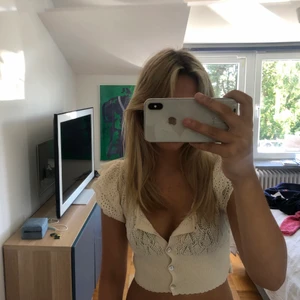 Stickad topp - Jättefin stickad topp som köptes på zara för 2 år sedan, är i bra skick! Tyget är väldigt stretchigt. Fraktar också!! Pm för mer bilder eller info 💗💗