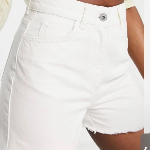 Vita OANVÄNDA Momshorts från Collusion - jättefina vita momshorts som aldrig är använda, prislappen sitter kvar. Från Collusion i storlek 36. Säljer på grund av att jag var klantig och glömde skicka tillbaka innan utgången returtid. Nypris 243 kr