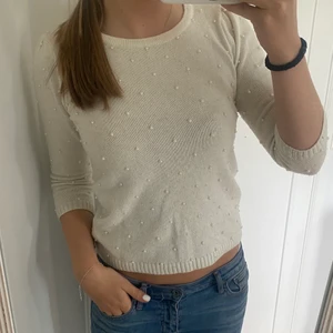 Stickad tröja  - Jättegullig topp! saknar en pärla på bröstet, märks dock knappt!