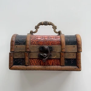 Liten kista  - En liten fin kista som passar som dekoration och för att lägga saker i  Frakt ingår ej 