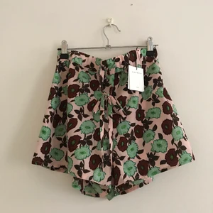 Nya shorts från Sandro i storlek 36 med alla lappar kvar - Nya shorts från Sandro, modell ”Luciano”, i storlek 36 med alla lappar kvar. Köpta  förra sommaren, nypris 1300 kr. Jättefin somrig modell, mycket bekväma! Kan sänka priset om du köper fler grejer från mig :) Säljer mycket designerkläder och accessoarer.