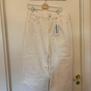 Vita wideleg jeans - Snygga vita jeans med hög midja och vida ben från Gina tricot. Går ungefär till fotknölarna på mig (167) då de är modellen cropped. Säljer pga för stor storlek. Helt nyköpta. Prislapp finns kvar. Originalpris 499 men säljer för 280, pris kan förhandlas ned vid snabb affär!