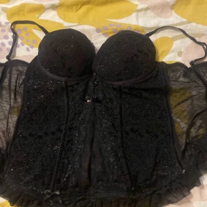 Gina - Den är kön och Har mycket bomull vid toppens del och har en bra tyg och håller bra på kroppen om det händer någonting så är jag ledsen jag tar inte tillbaka den så kan jag ej hjälp men den är helt ny och om ni vill ha den så ring på 0735010596 är mitt nb