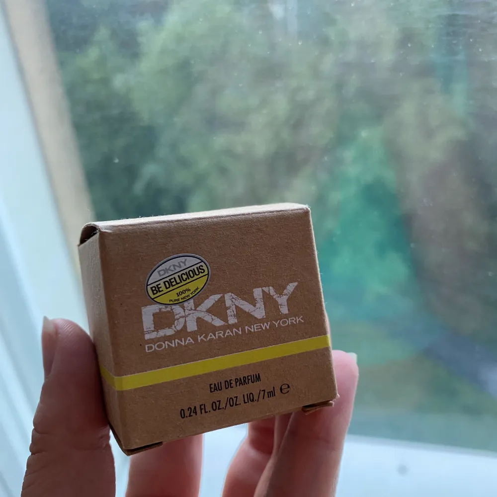 En liten mini parfym från DKNY med grönt äpple, otrolig fräsch doft 🍏. Parfym.