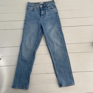 Blåa jeans  - Asballa blåa jeans, varsamt använda utan defekter! Frakt tillkommer. Hör av dig vid frågor!