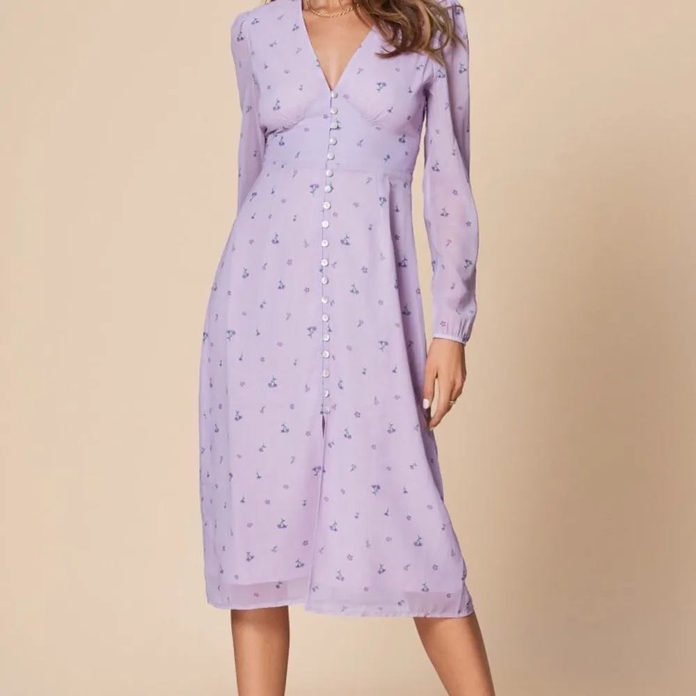 Säljer denna underbara klänning från Adoore i storlek 36. Enbart använd en gång så i toppenskick. Just denna färgen säljs inte längre så passa på 😍 Frakt tillkommer 🌸🌸 . Klänningar.
