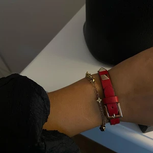 Valentino armband  - Intressekoll på mitt knappt använda röda valentino armband 