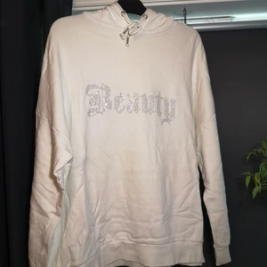 Hoodie  - En vit skön hoodie/klänning. Det står skrivet "beauty" med små silver paljetter. En luva med snören. Den är stor så borde passa de flesta. Knappt använd och i fint skick😊
