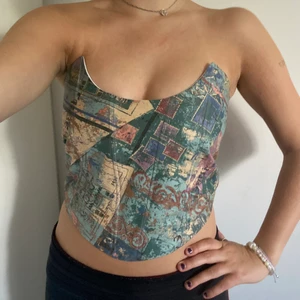Korsettopp - En fin korsettopp sydd av mig! ”Korsettstavar” är insydda vilket gör den som en korsett. Passar många storlekar då den spänns i ryggen. Men skulle säga under small blir den förlusten då den ej går att spänna mer🥰