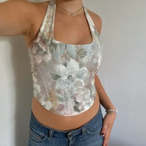 Korsettopp - Blommig korsettopp sydd av mig! Passar storlekar xs-m. Insydda ”korsettstavar” som gör den mer som en korsett!🥰