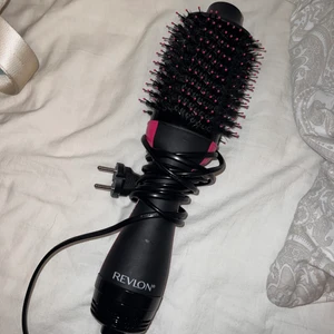 Värmeborste från revlon  - Köpte denna värmeborste nyligen men har hittat en annan jag tycker om, Så denna säljer jag endast testad! Den har 3 olika värmelägen och ett stort borsthuvud😊