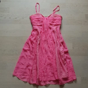 Äkta siden klänning - Rosa klönning i äkta siden, väldigt fin kvalite. Stl xs nyskick, avtagbara axelband 💖55 kr💖 frakt 52 kr. 3 för 2 på min sida 
