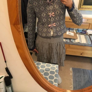 Odd Molly kofta - Säljer en helt oanvänd odd milly kofta från deras kollektion ca 2015, när jag fick den passade den inte mig så jag hängde undan den, lappen sitter även kvar, den är i helt nytt skick, säljer pga gillar den inte. Säljaren betalar frakt.