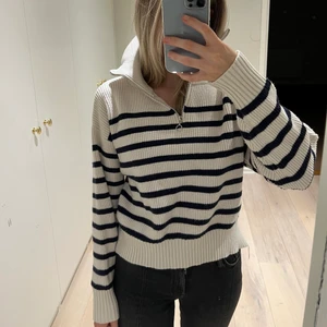 Zara randig tröja - En randig tröja med dragkedja framtill från Zara i storlek XS/S!💛