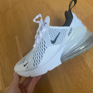 Nike air Max 270 - Nike air Max 270 använda Max 3 gånger köpta för ca 2 år sen så knappt använda köpte för ca 1500kr 