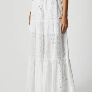 Lång kjol  - Säljer denna as snygga kjol från Pepe Jeans. Den är i storlek xs och jag har använt den ett fåtal gånger. 