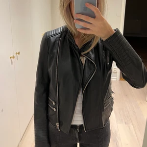 Zara skinnjacka - En skinnjacka från Zara som är superbekväm och sitter perfekt! I storlek small!🖤🖤 Inte alls för tjock så passar på sommaren med⭐️