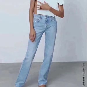 Blåa jeans - Ljusblåa zara midwaist jeans i storlek 34, aldrig använda och har prislappen kvar! Kom privat för fler bilder. 